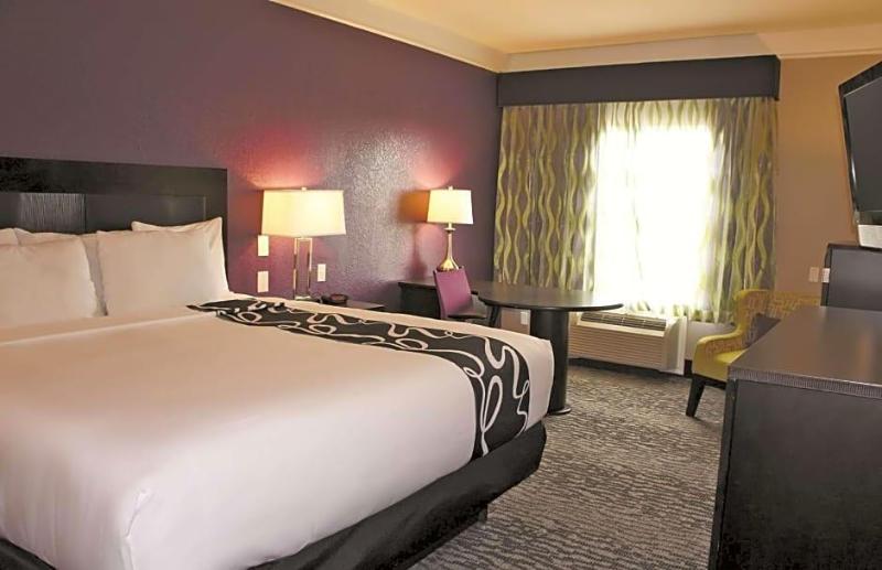 La Quinta Inn & Suites Wyndham Pearland-Houston So image