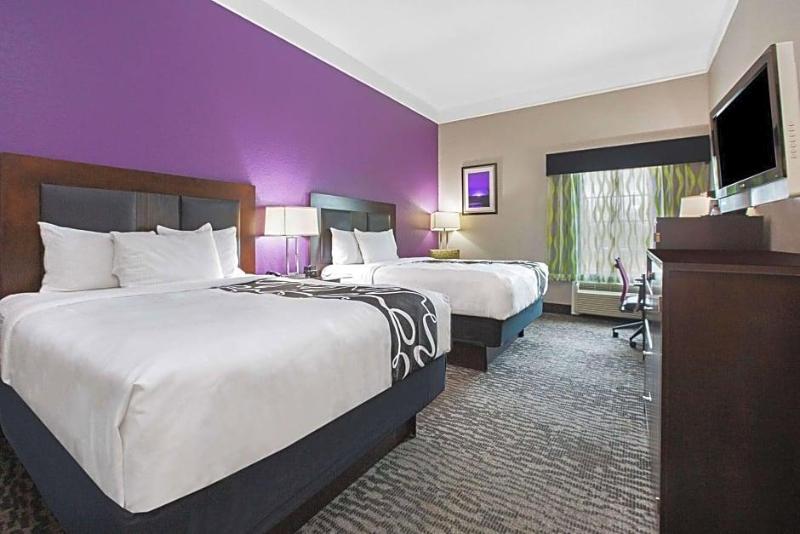 La Quinta Inn & Suites Wyndham Pearland-Houston So image