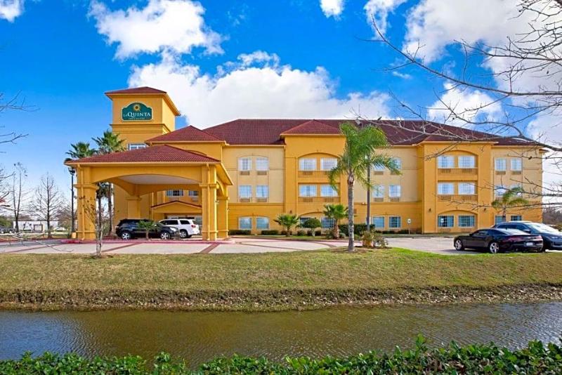 La Quinta Inn & Suites Wyndham Pearland-Houston So image