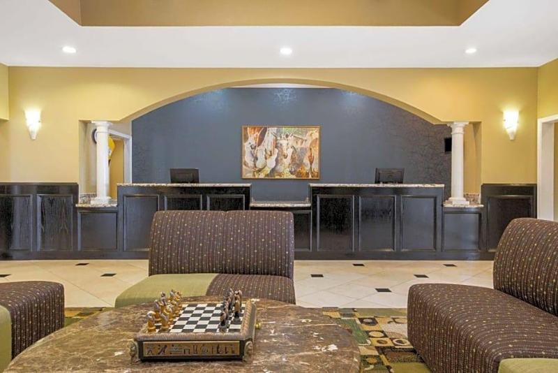 La Quinta Inn & Suites Wyndham Pearland-Houston So image