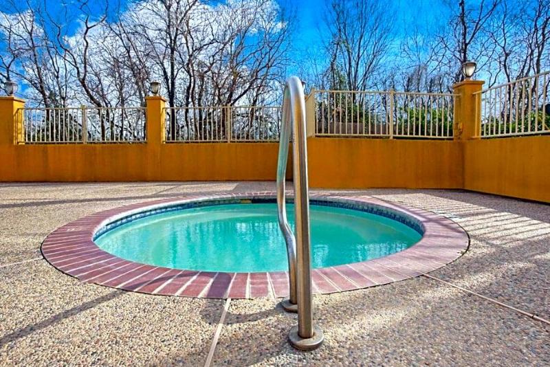 La Quinta Inn & Suites Wyndham Pearland-Houston So image