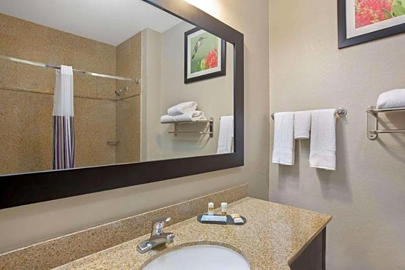La Quinta Inn & Suites Wyndham Pearland-Houston So image