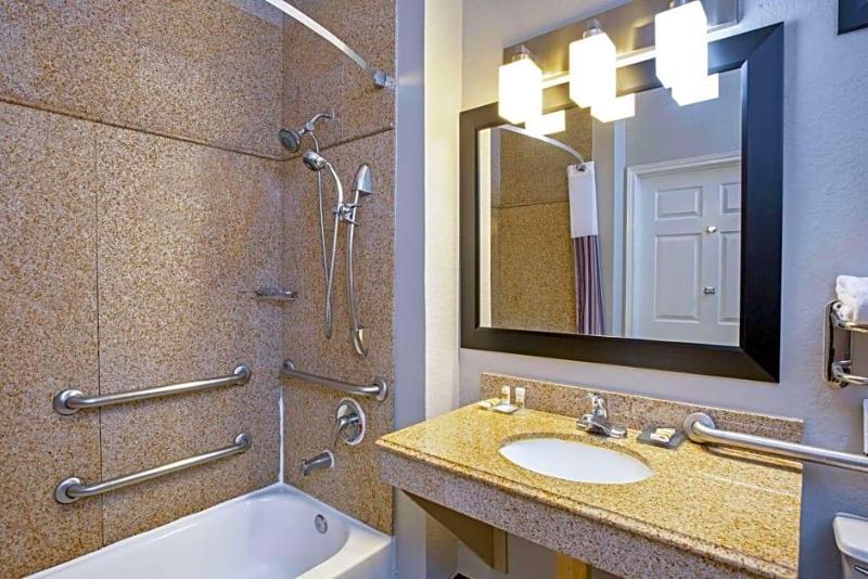 La Quinta Inn & Suites Wyndham Pearland-Houston So image
