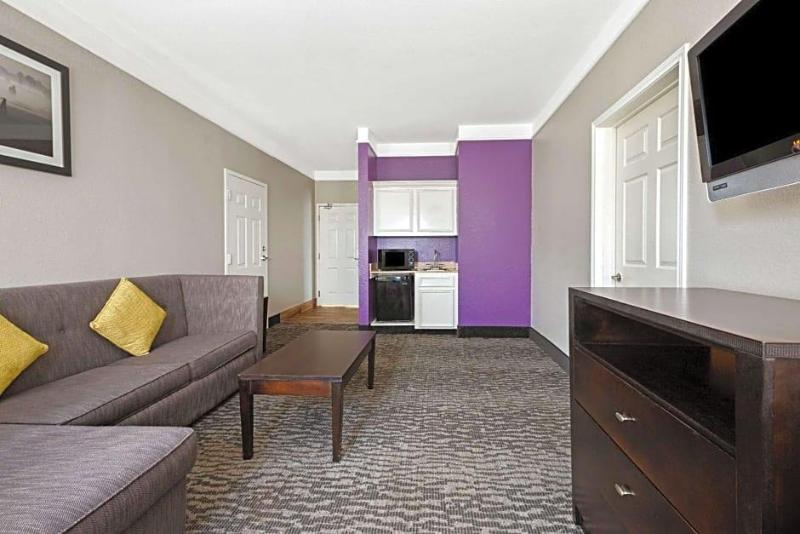 La Quinta Inn & Suites Wyndham Pearland-Houston So image