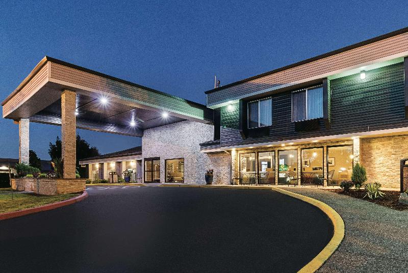 La Quinta Inn Suites By Wyndham Portland Nw image