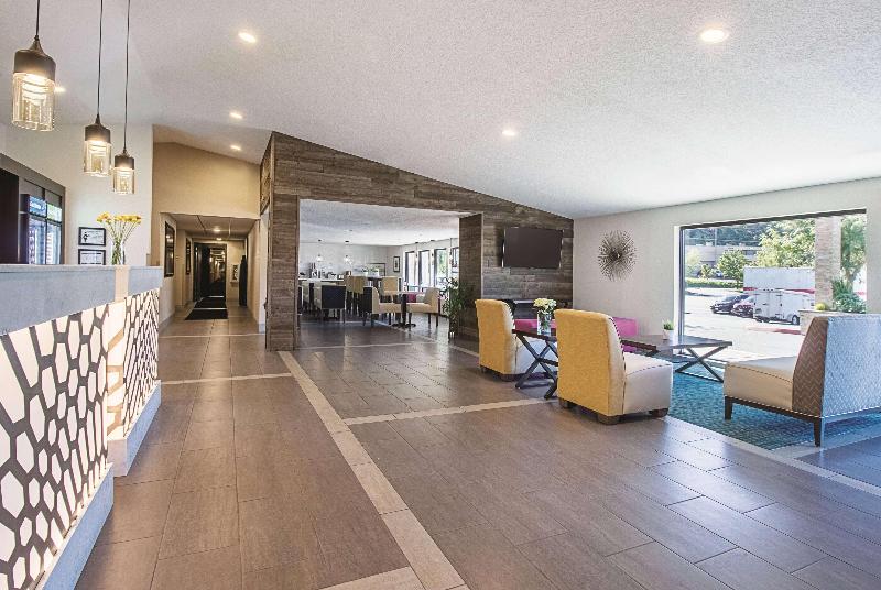 La Quinta Inn Suites By Wyndham Portland Nw image