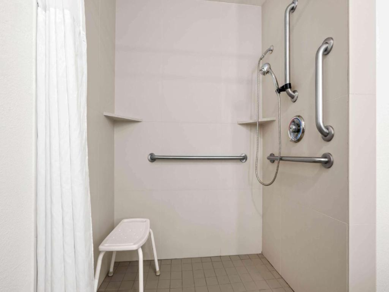 La Quinta Inn Suites By Wyndham Portland Nw image