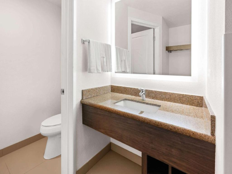 La Quinta Inn Suites By Wyndham Portland Nw image