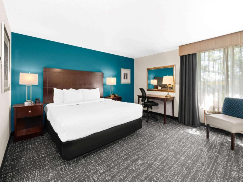 La Quinta Inn Suites By Wyndham Portland Nw image