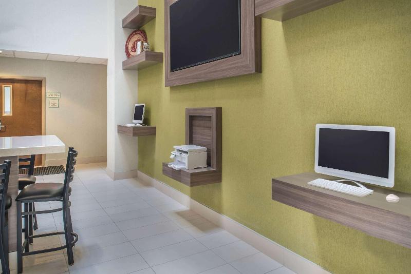 La Quinta Inn Suites By Wyndham Moscow Pullman image