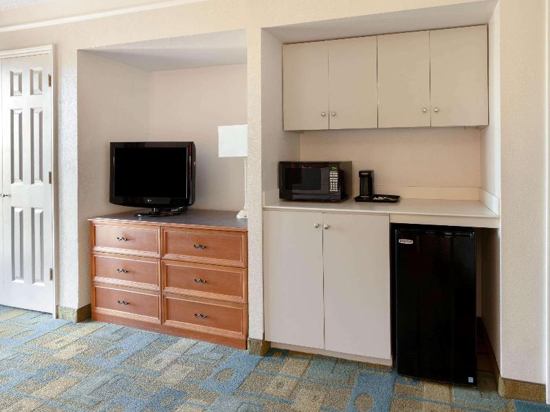 La Quinta Inn Wyndham Phoenix Sky Harbor Airport image