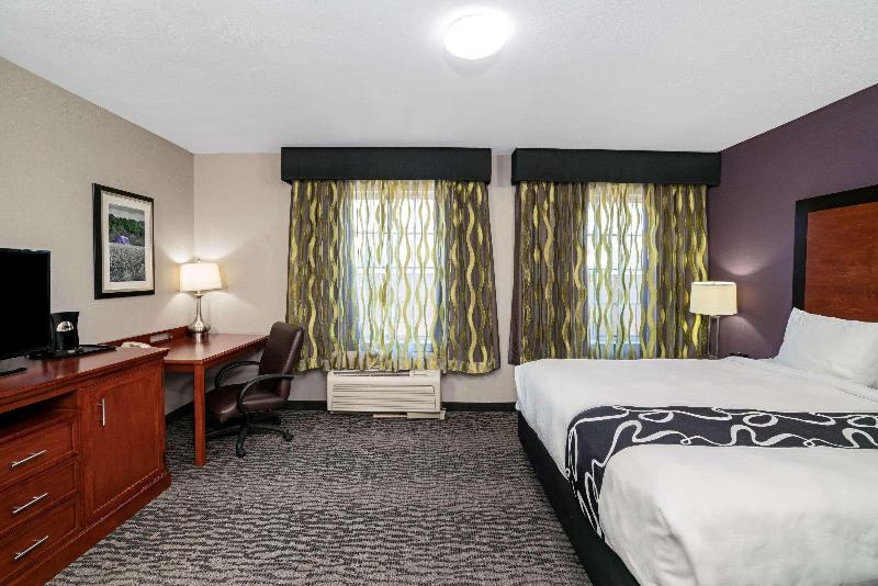 La Quinta Inn Suites By Wyndham Knoxville image