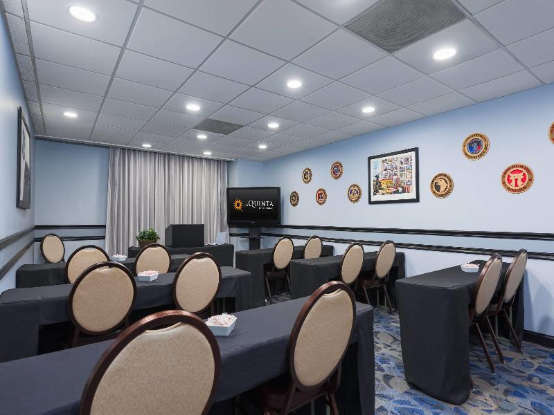 La Quinta Inn Suites By Wyndham Clarksville