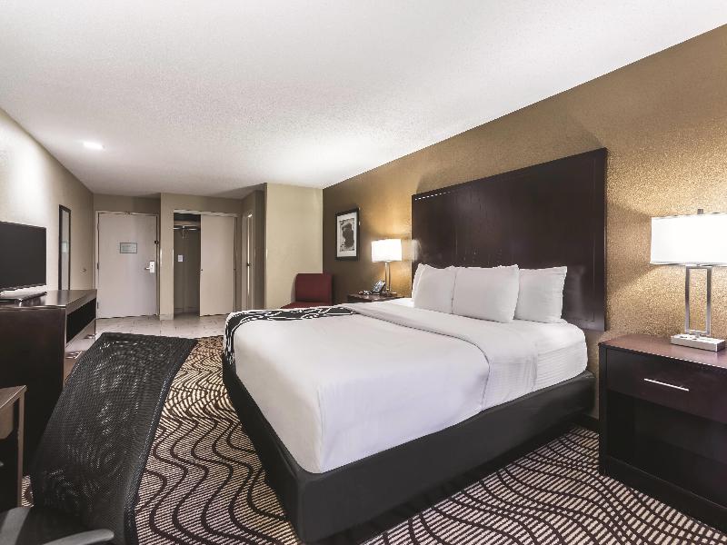 La Quinta Inn Suites By Wyndham Collinsville image