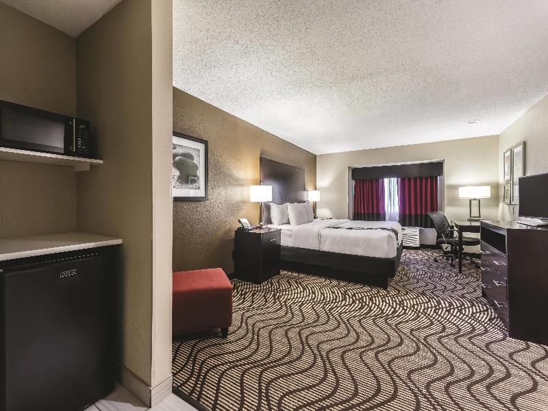 La Quinta Inn Suites By Wyndham Collinsville image
