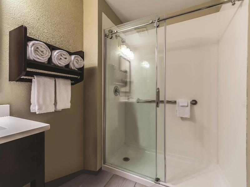 La Quinta Inn Suites By Wyndham Collinsville image