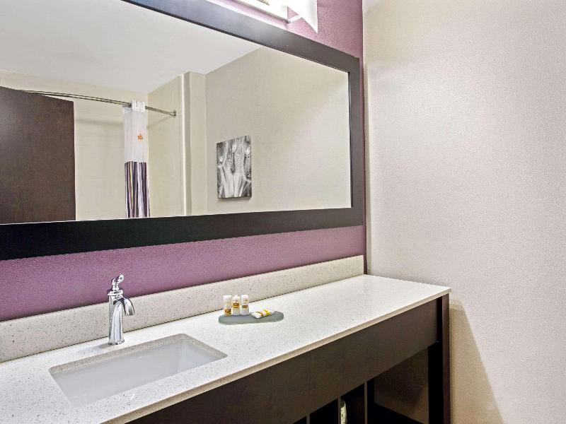 La Quinta Inn Suites By Wyndham York image