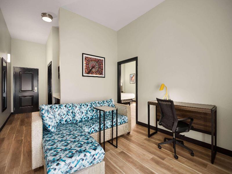 La Quinta Inn Suites By Wyndham Gonzales LA image