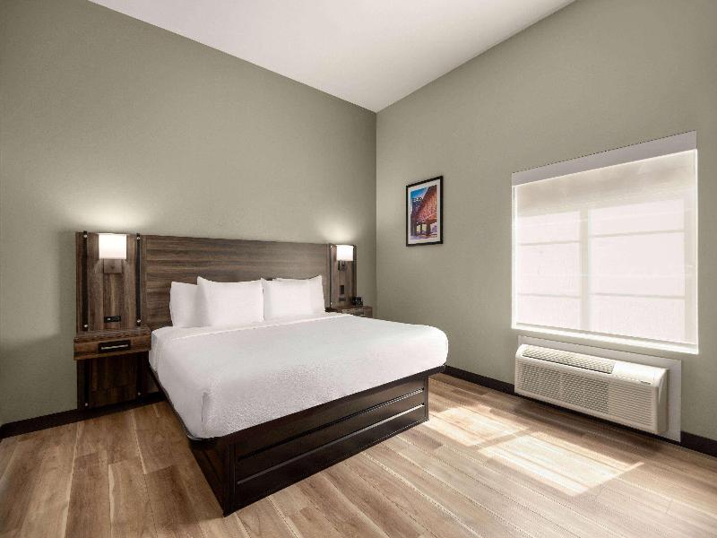 La Quinta Inn Suites By Wyndham Gonzales LA image