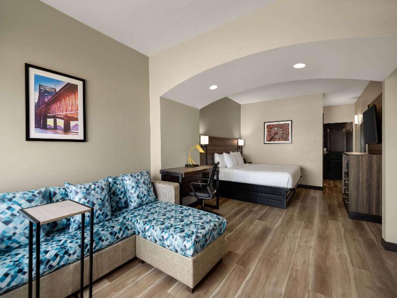 La Quinta Inn Suites By Wyndham Gonzales LA image