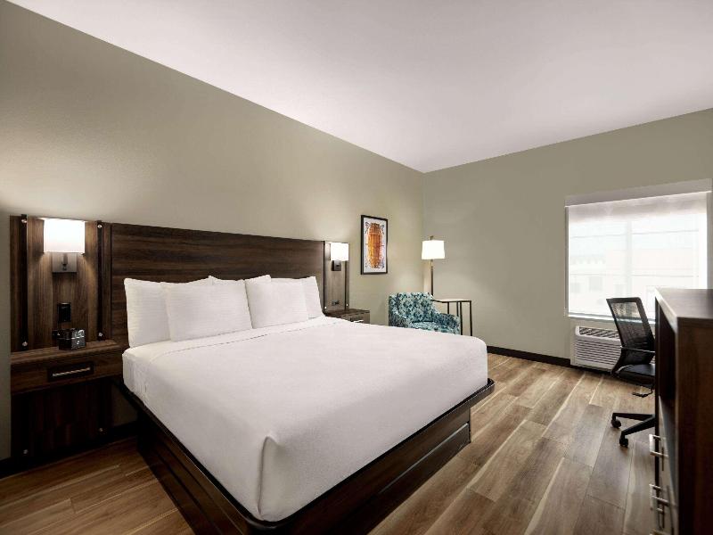 La Quinta Inn Suites By Wyndham Gonzales LA image
