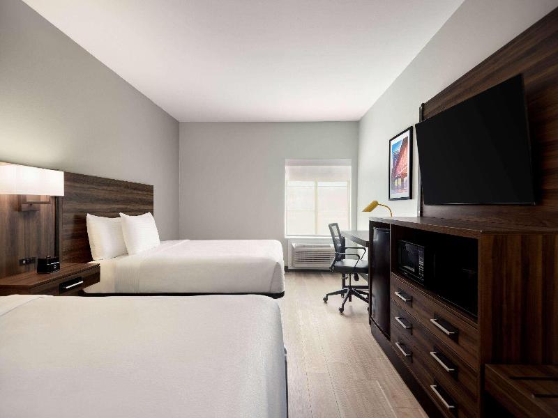 La Quinta Inn Suites By Wyndham Gonzales LA image