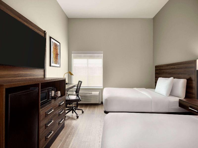 La Quinta Inn Suites By Wyndham Gonzales LA image
