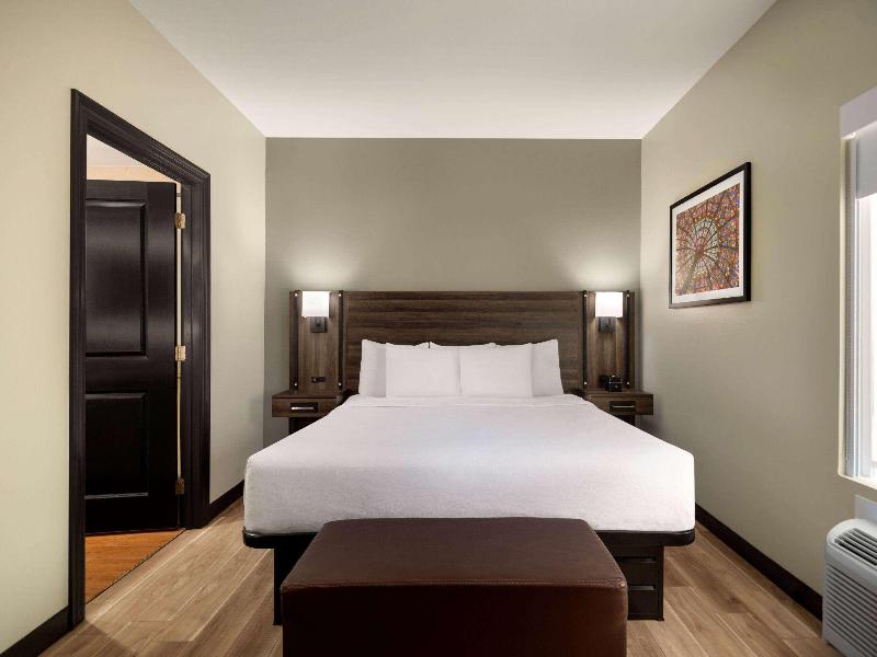 La Quinta Inn Suites By Wyndham Gonzales LA image