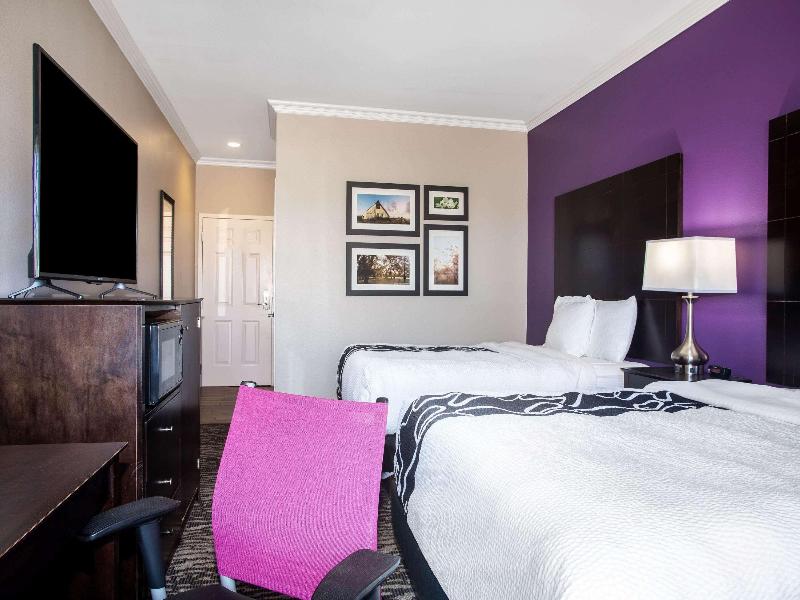 La Quinta Inn Suites By Wyndham Columbus Tx