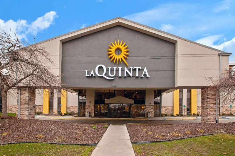 La Quinta Inn Suites Detroit Metro Airport