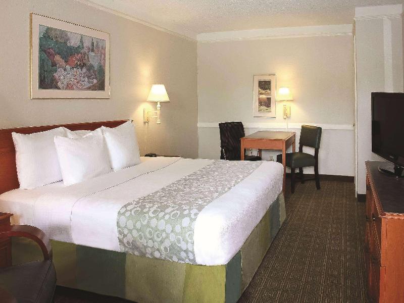 1 King Bed, Mobility/Hearing Accessible Room, Bathtub w/ Grab Bars, Non-Smoking
