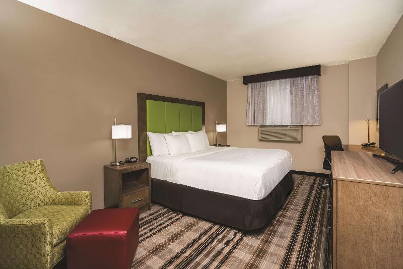 La Quinta Inn Suites By Wyndham Brooklyn Central image