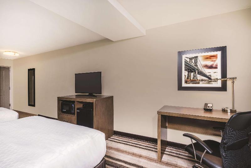 La Quinta Inn Suites By Wyndham Brooklyn Central image