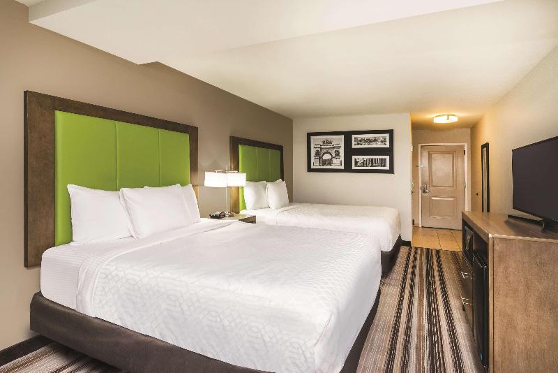 La Quinta Inn Suites By Wyndham Brooklyn Central image