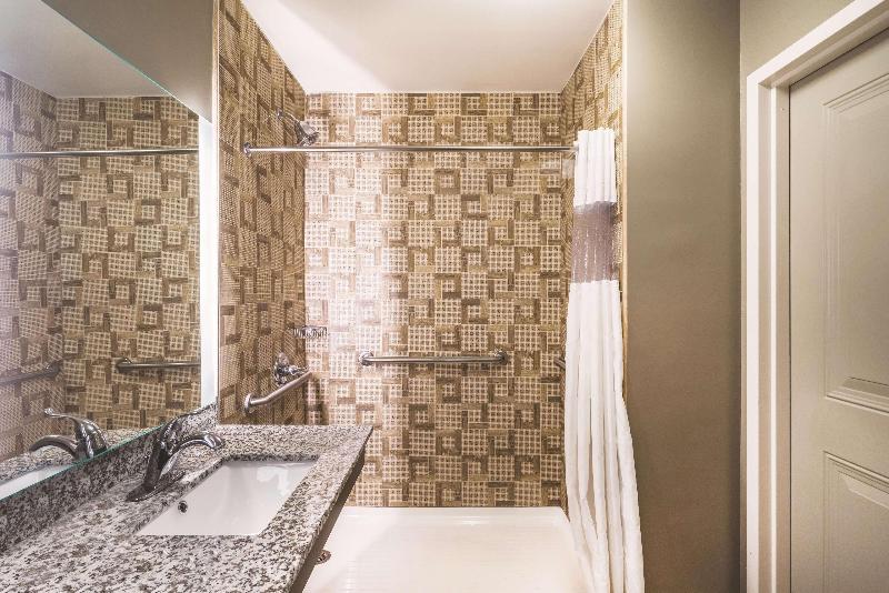 La Quinta Inn Suites By Wyndham Brooklyn Central image