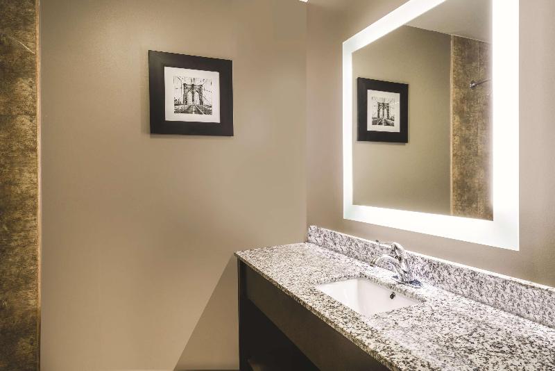 La Quinta Inn Suites By Wyndham Brooklyn Central image