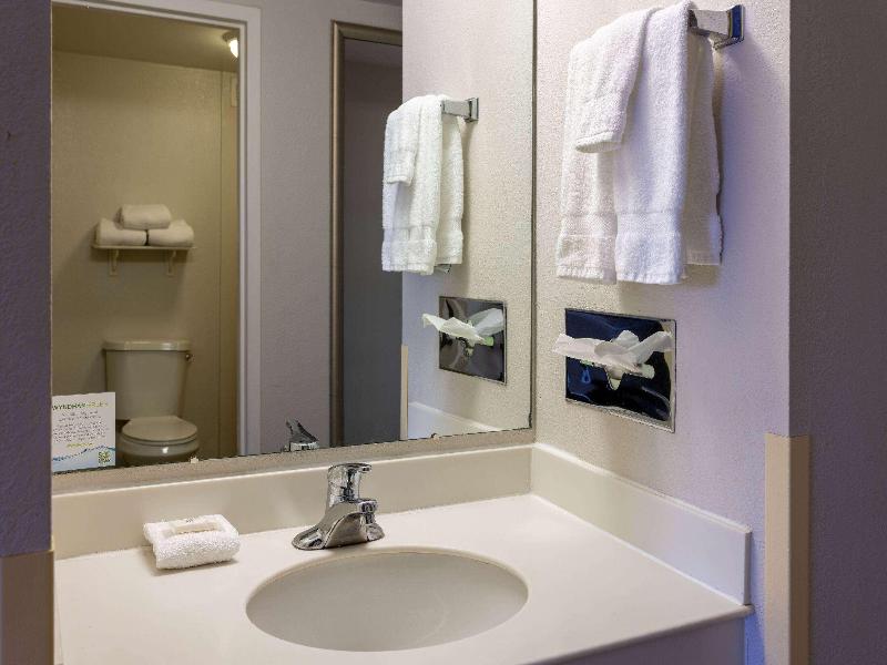 La Quinta Inn Suites By Wyndham Kingsport image