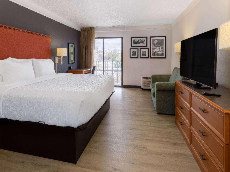 La Quinta Inn Suites By Wyndham Kingsport image