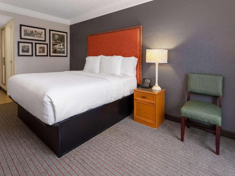 La Quinta Inn Suites By Wyndham Kingsport image