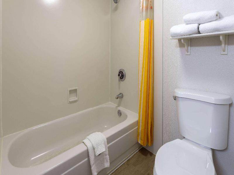 La Quinta Inn Suites By Wyndham Kingsport image