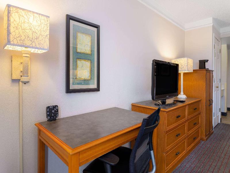 La Quinta Inn Suites By Wyndham Kingsport image
