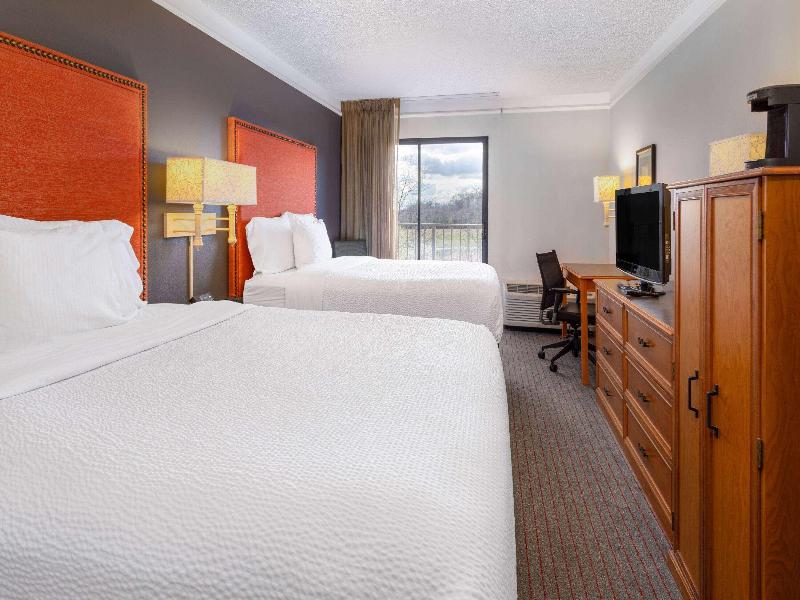 La Quinta Inn Suites By Wyndham Kingsport image