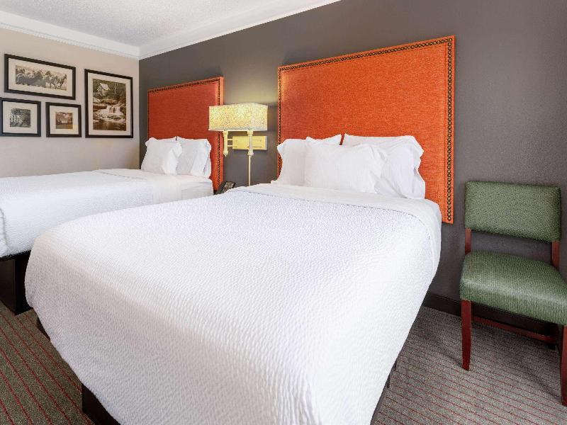 La Quinta Inn Suites By Wyndham Kingsport image