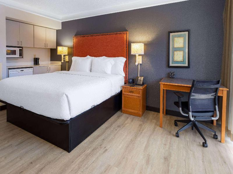 La Quinta Inn Suites By Wyndham Kingsport image