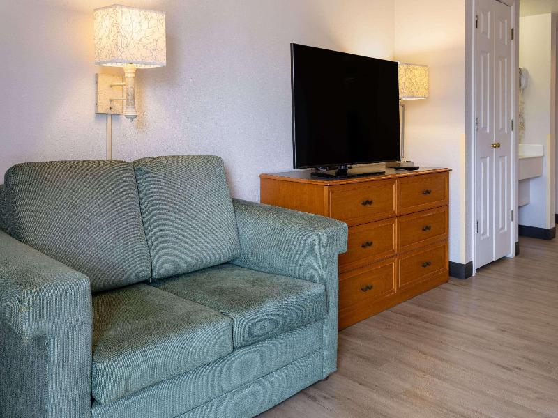 La Quinta Inn Suites By Wyndham Kingsport image