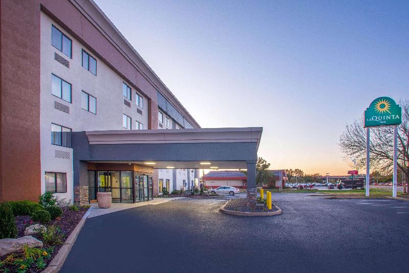 La Quinta Inn St Louis Hazelwood Airport North image