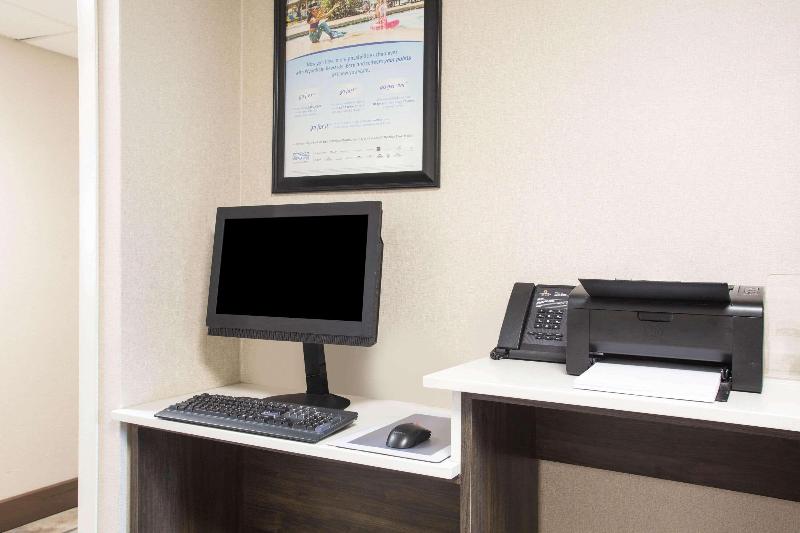 La Quinta Inn St Louis Hazelwood Airport North image