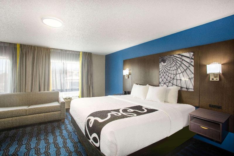 La Quinta Inn St Louis Hazelwood Airport North image