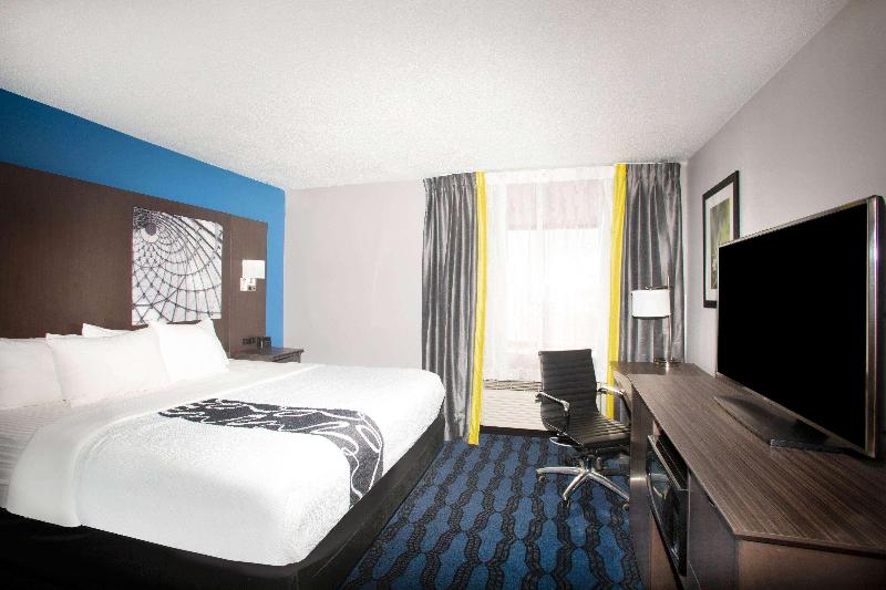 La Quinta Inn St Louis Hazelwood Airport North image