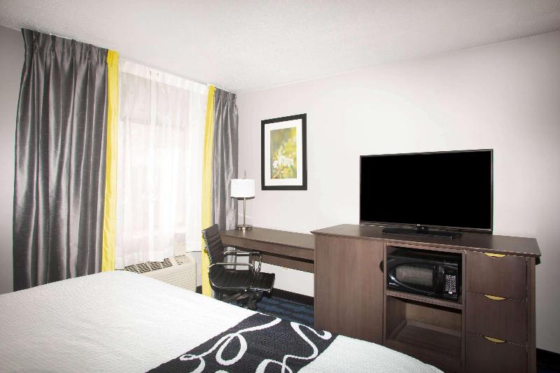 La Quinta Inn St Louis Hazelwood Airport North image